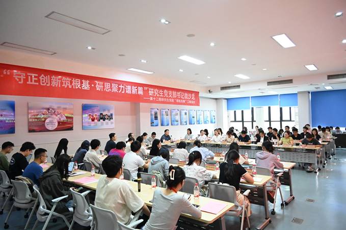 许多人在餐厅里 AI 生成的内容可能不正确。 许多人在餐厅里 AI 生成的内容可能不正确。